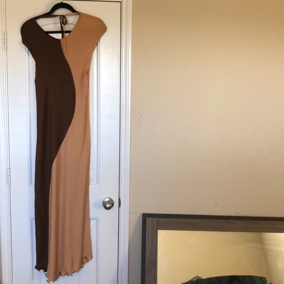 🆕 Two Toned Pleated Maxi Dress 💕 - Picture 2 of 4